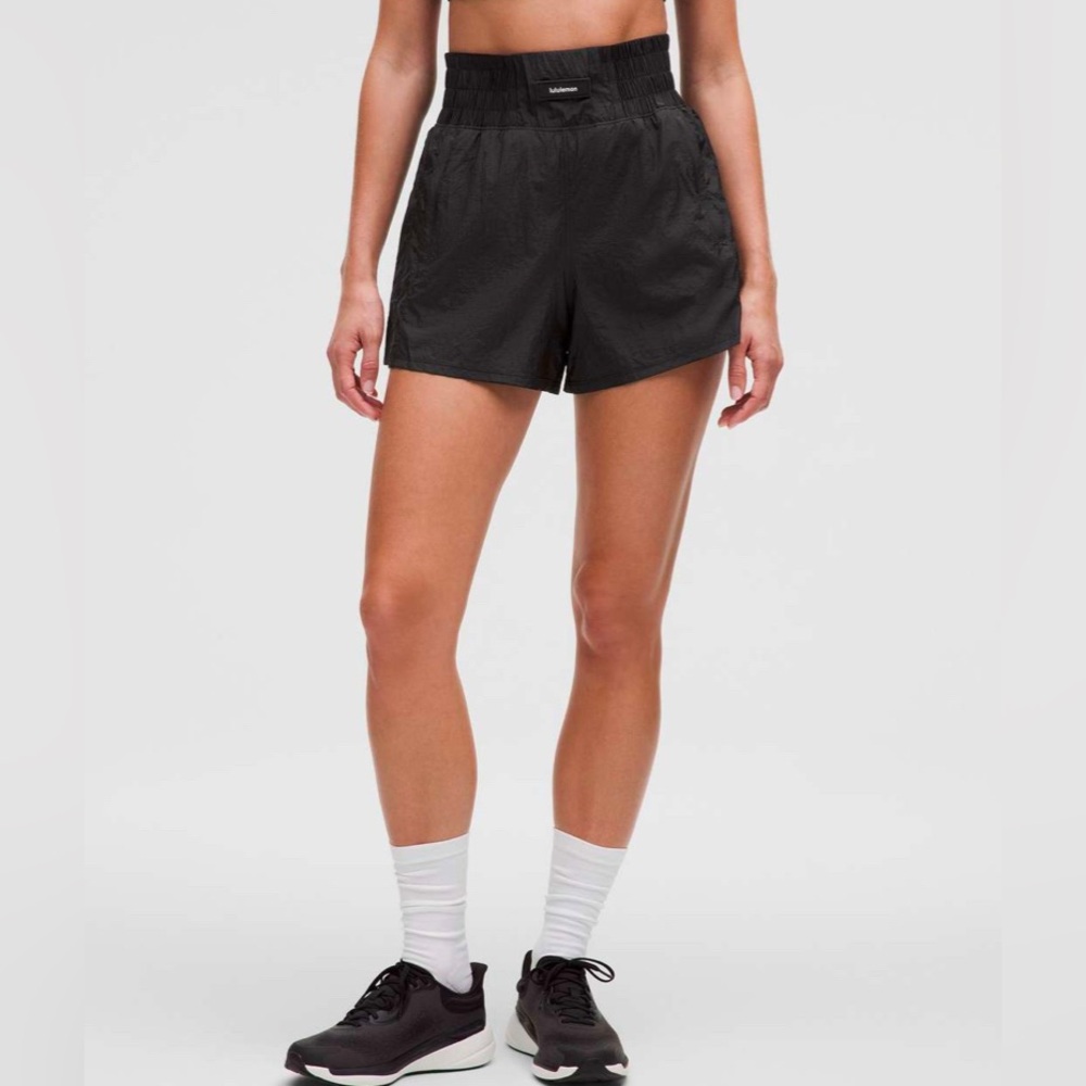 Lululemon Lightweight Super-High-Rise Training Short 4"
Black size 2